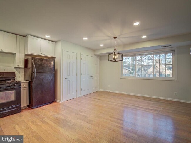 Building Photo - 5210 Maris Ave
