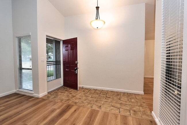 Building Photo - Beautiful corner halfplex available now for rent!