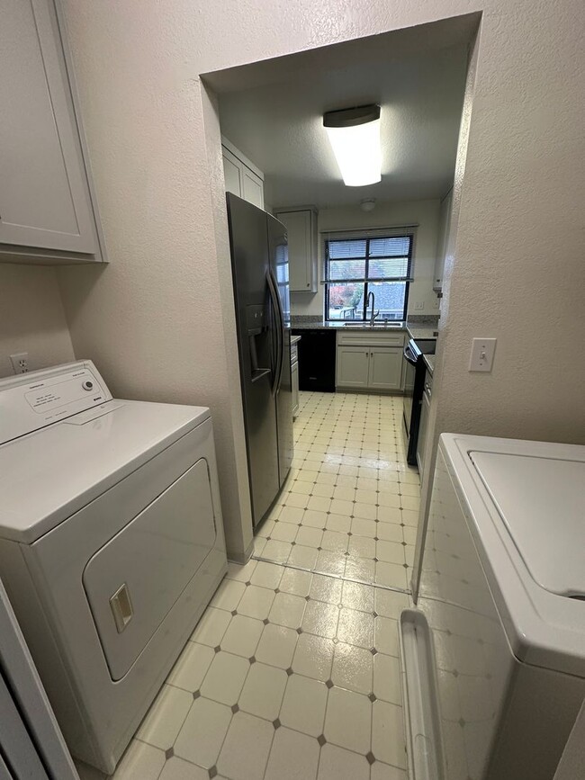 Building Photo - Three bedroom Clearview Circle Condo!