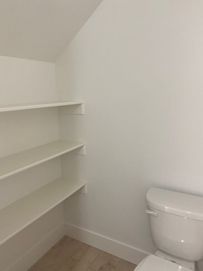 Building Photo - 3 bed 1 additional office space and 2.5 ba...