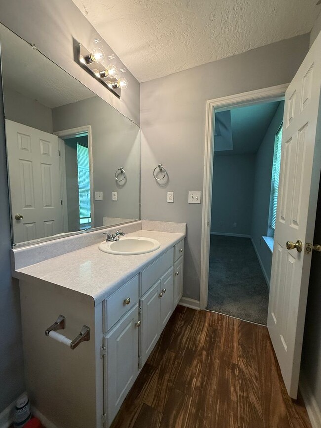 Building Photo - 3 bed, 2 bath home with back yard and one ...