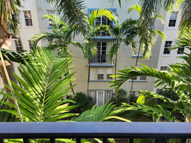 Building Photo - 533 NE 3rd Ave