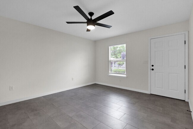 Building Photo - 3 Bedroom in Crestview!!
