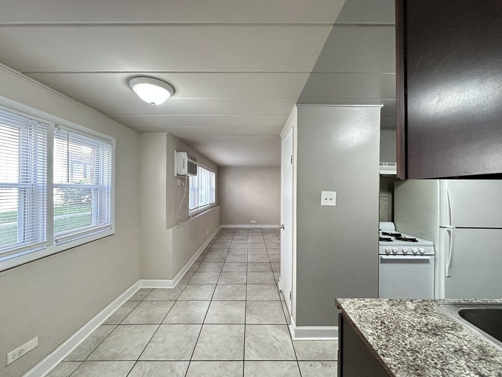 Building Photo - 9612 Ivanhoe Ave