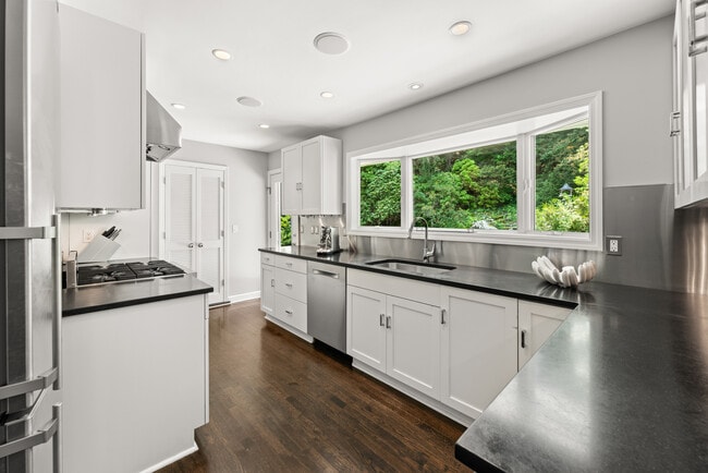Building Photo - 117 Tobys Ln