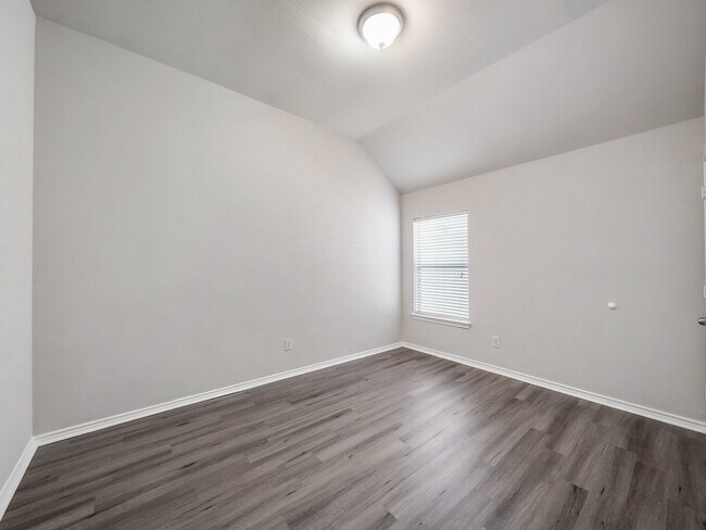 Building Photo - 20110 Emerald Cliff Ln