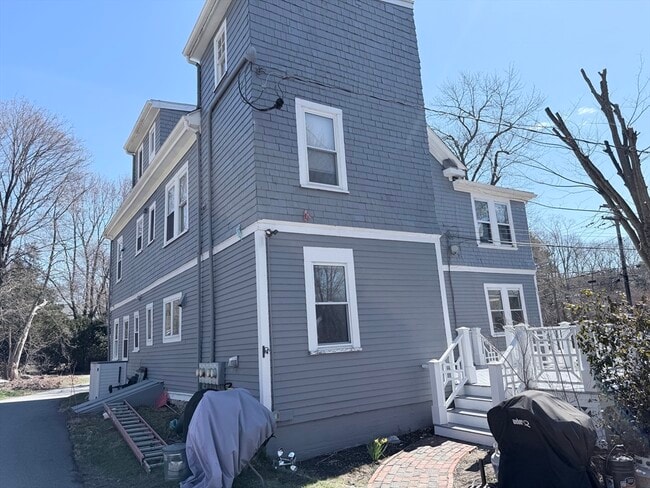 Building Photo - 359 Village St