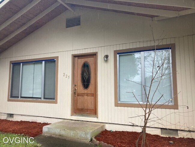 Building Photo - 3 br, 1.5 bath House - 225 SPRUCE ST