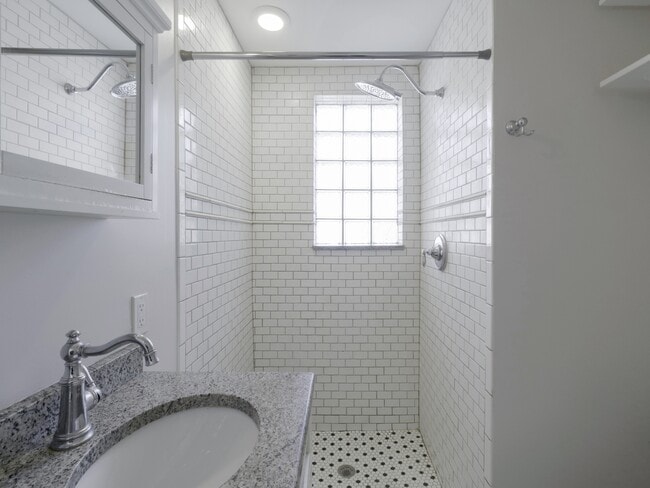 Building Photo - 2808 Clinton St S