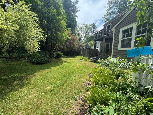 Building Photo - Beautifully Furnished Three Bedroom Home