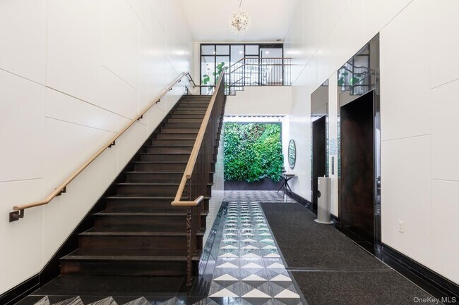 Building Photo - 200 E 21st St