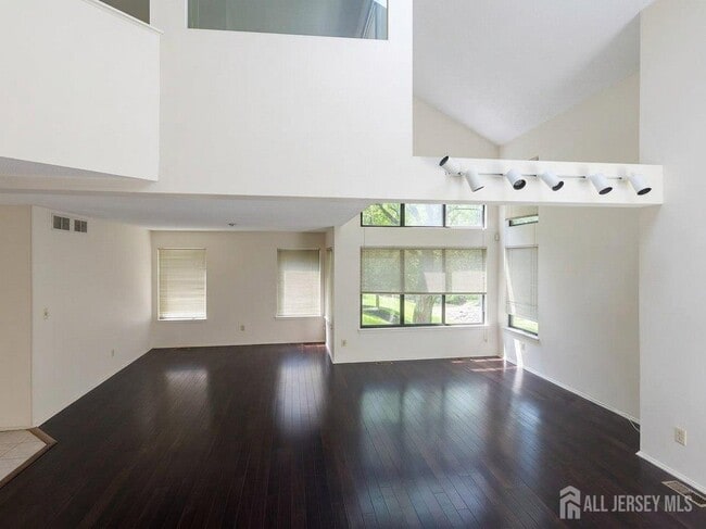 Building Photo - 83 Sayre Dr