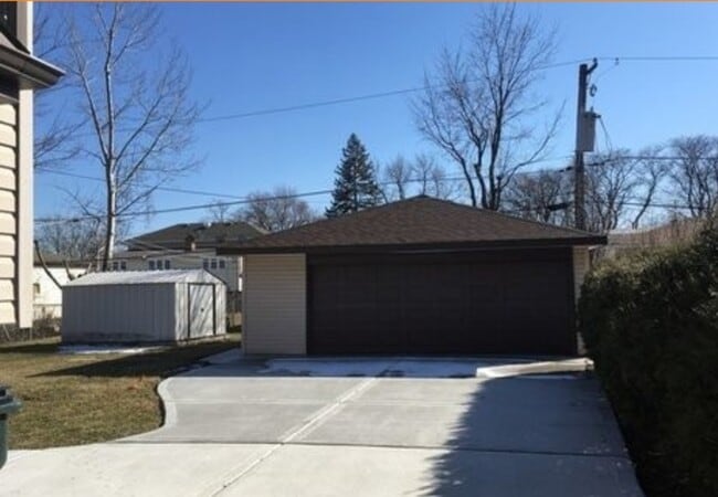 Building Photo - 7425 Lake St