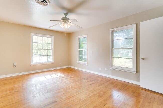 Building Photo - Ready for New Tenants- 2 bedroom 1 bath with an Additional Flex Room  Minutes from TCU- 76109