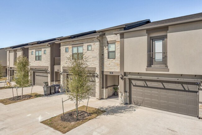 Building Photo - Well Appointed Townhomes with Fenced Backy...