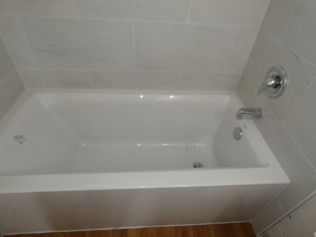 Building Photo - Clean and Bright 2 Bedroom 1 Bath Duplex