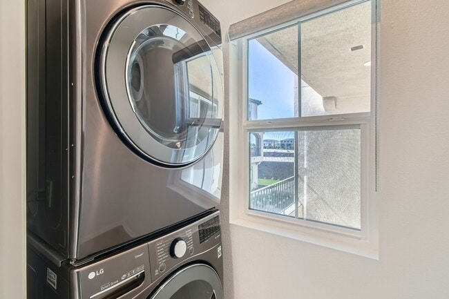 Building Photo - Stylish Three-Story Townhome with Private Courtyard & Pool Access