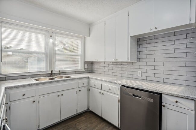 Building Photo - Spacious 4 bedroom home with detached 2 ca...