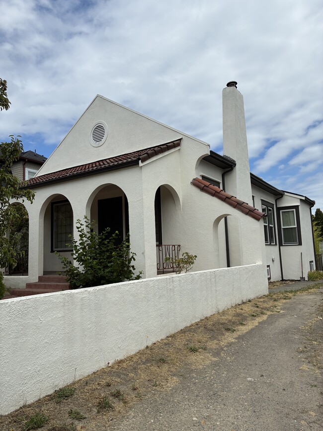 Building Photo - 626 Highland Ave