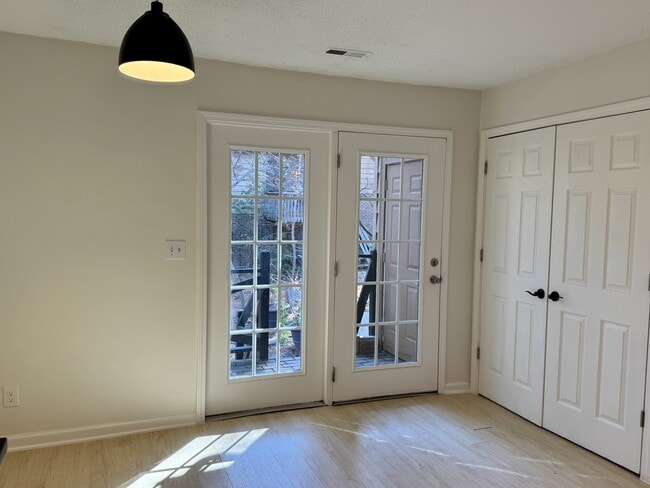 Building Photo - 1513 Kendall Dr