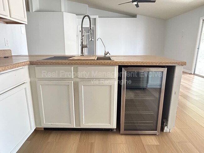 Building Photo - 4926 E Whitehall Dr