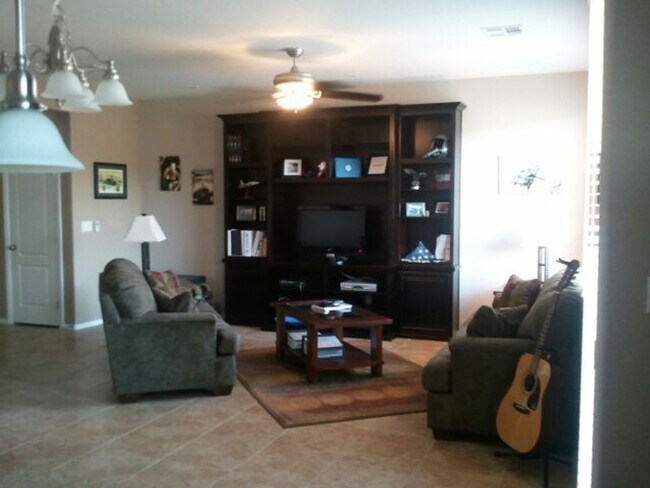 Building Photo - 10415 Lilac Square Ave