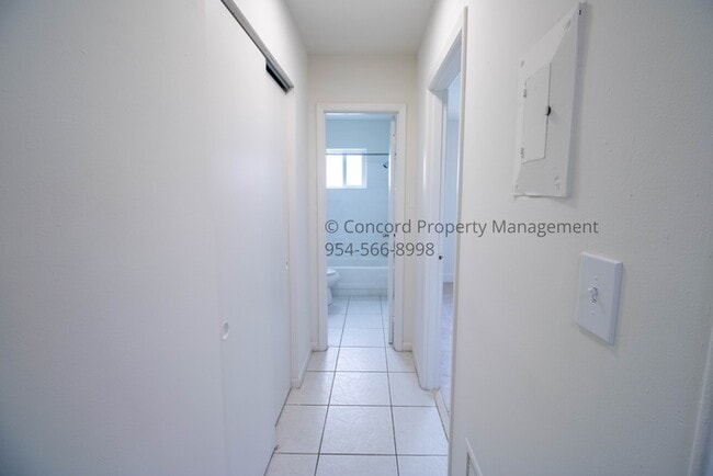 Building Photo - Holiday Special- 1 Bedroom, 1 Bath- Pool-Laundry on Site- Available Now