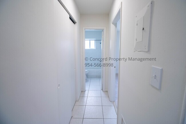 Building Photo - Nice 2nd Floor 1/1 in GREAT Hollywood Loca...