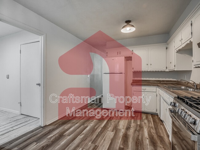 Building Photo - 224 W 5th St