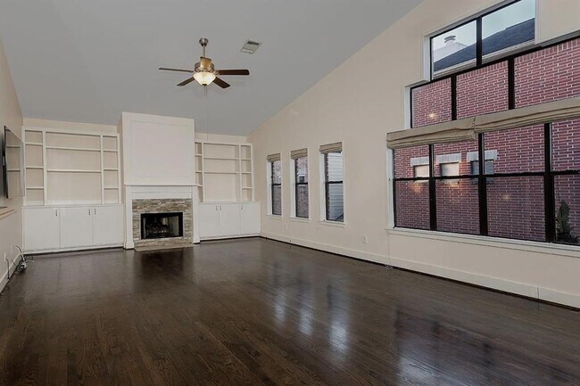 Building Photo - 914 W 25th St