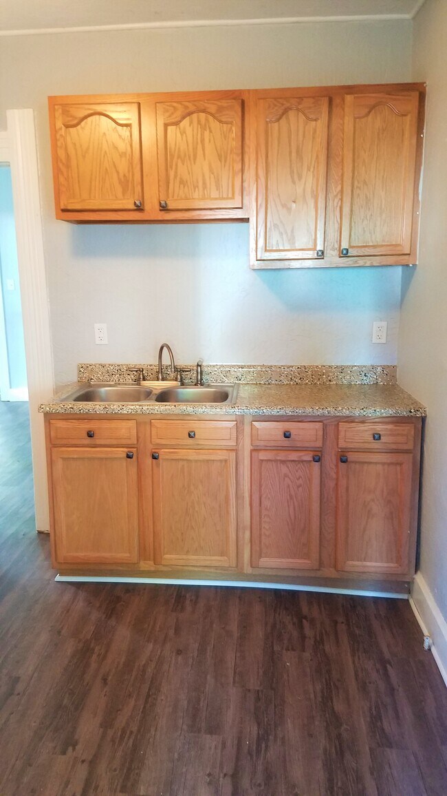 Building Photo - 618 Cottage Ave