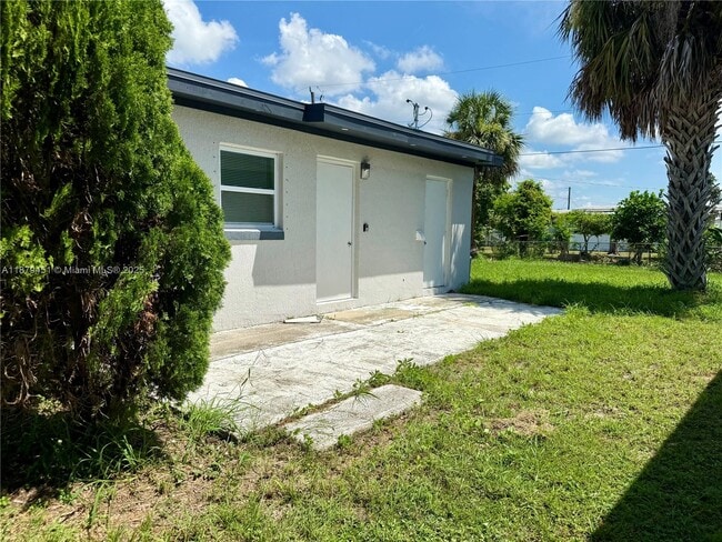 Building Photo - 3460 Normandy Dr