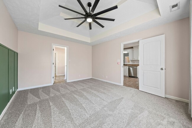 Building Photo - Pet Friendly Five Bedroom with Basement!