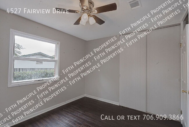 Building Photo - 4527 Fairview Dr