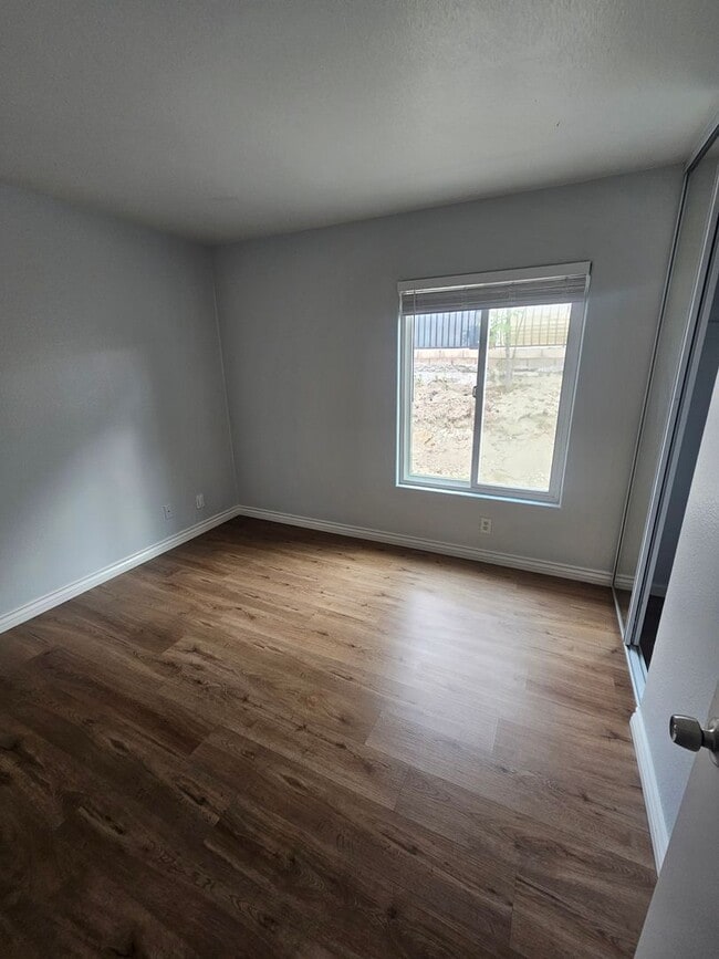 Building Photo - 4 bed 2 bath house