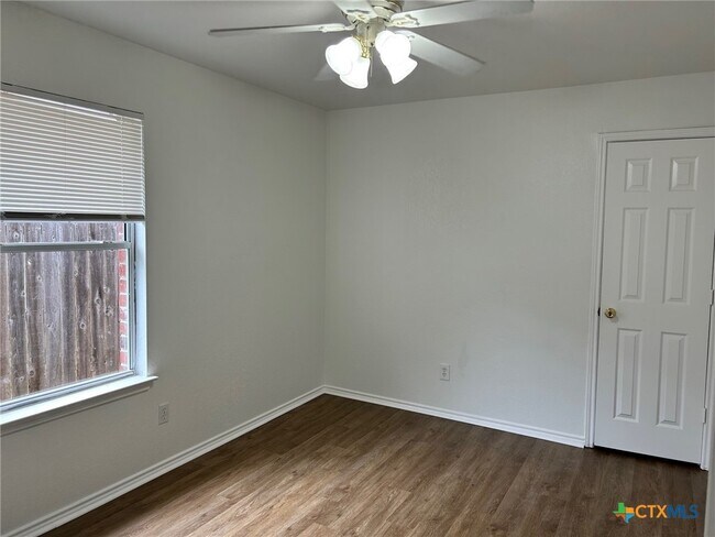 Building Photo - 3039 Pine Valley Dr