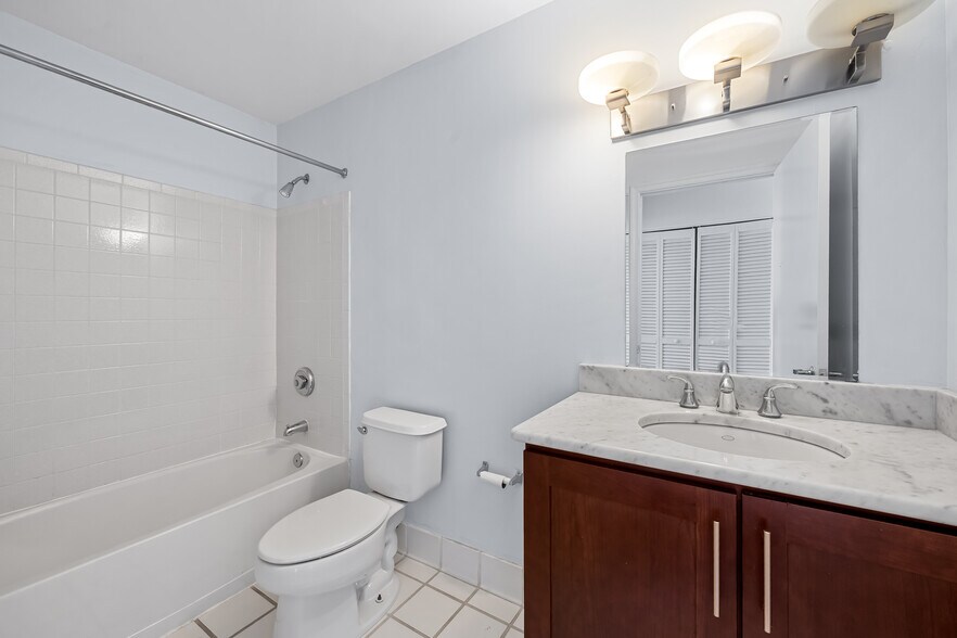 Building Photo - 2702 Lighthouse Pt E