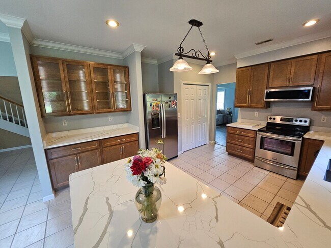 Building Photo - Beautiful family home in Great Neighborhood