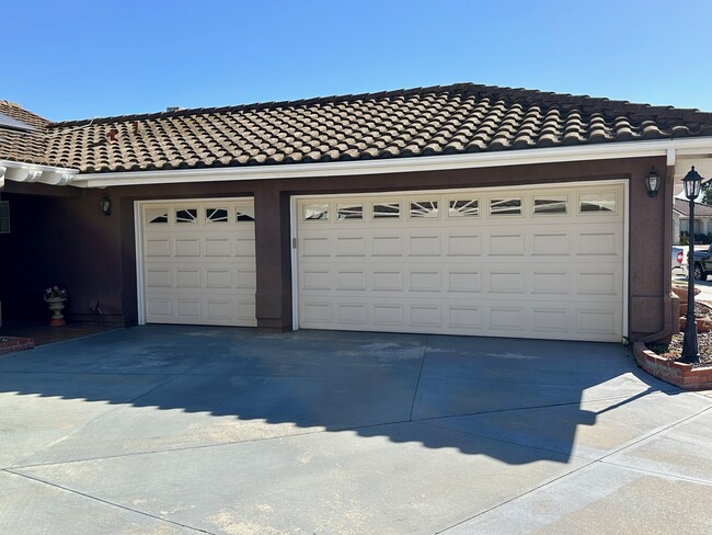 3 car garage - 15 Kern Ct