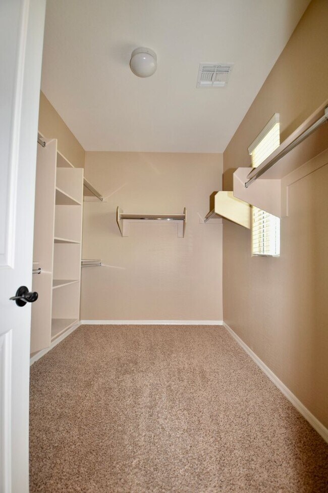 Building Photo - Beautiful 3 bedroom with a loft in Cooley Station!