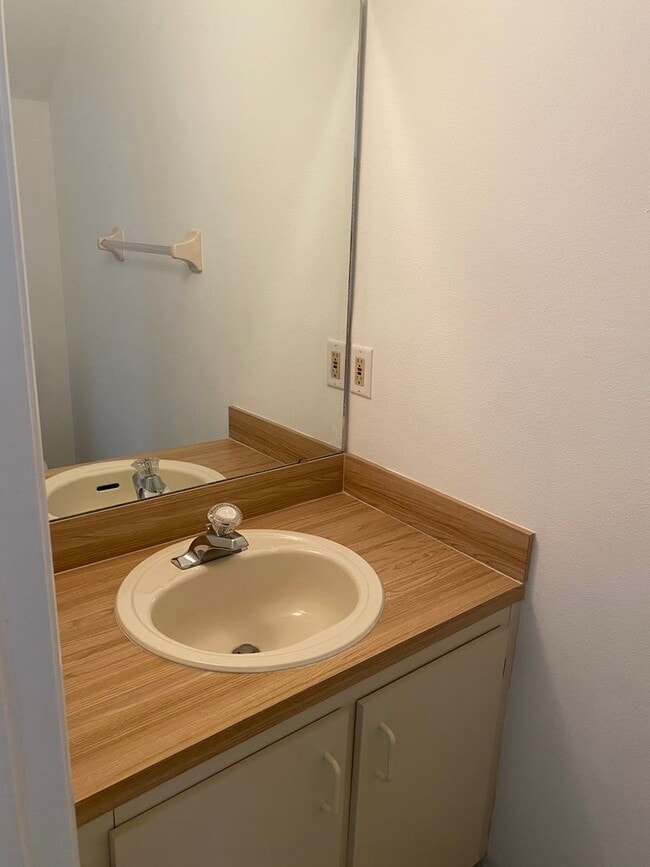 Building Photo - Spacious 3 Bedroom's, 2.5 bath condo in Lakeview Village.