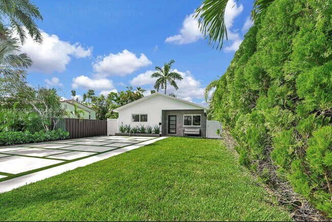 Building Photo - 1546 Van Buren St