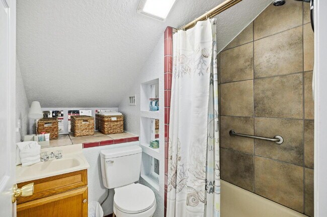 Building Photo - 305 N 6th St