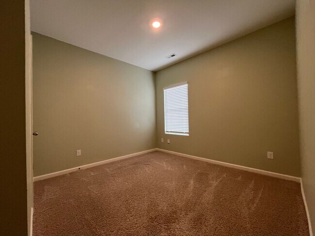 Building Photo - Move in Ready: 4 bedroom- 2 bath Beauty! Appliances Included