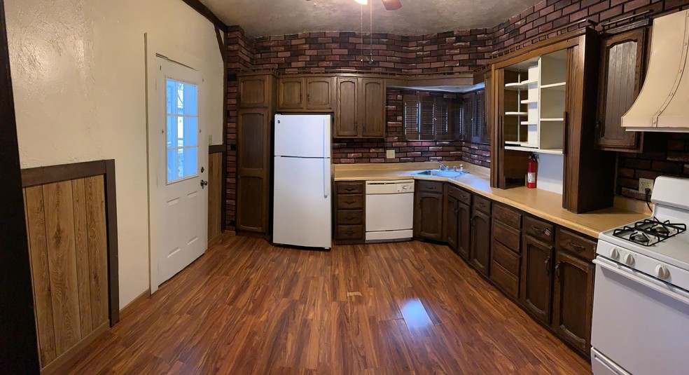 full kitchen view - 1006 3rd Ave