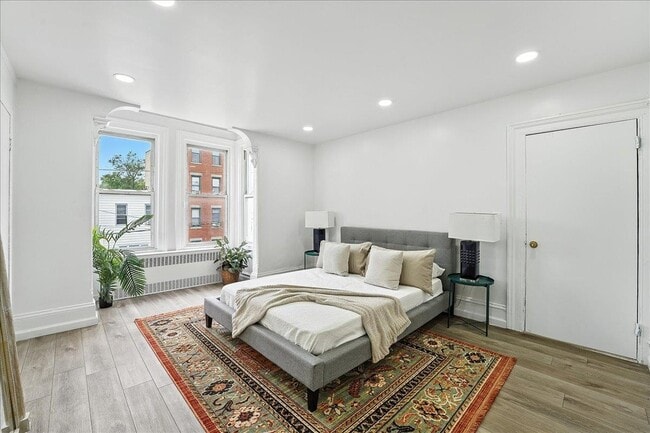 Building Photo - 283 GRIFFITH St