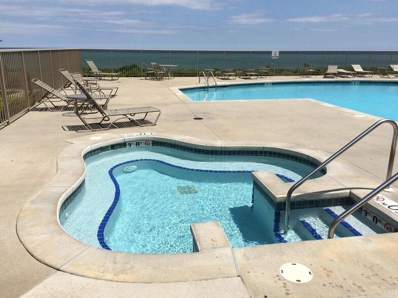 Building Photo - 4110 S Lake Dr