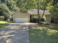 Building Photo - 180 Pinewood Dr