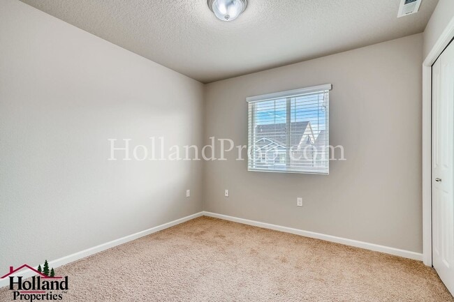 Building Photo - Charming 4-Bedroom Home Near Parks and Tra...
