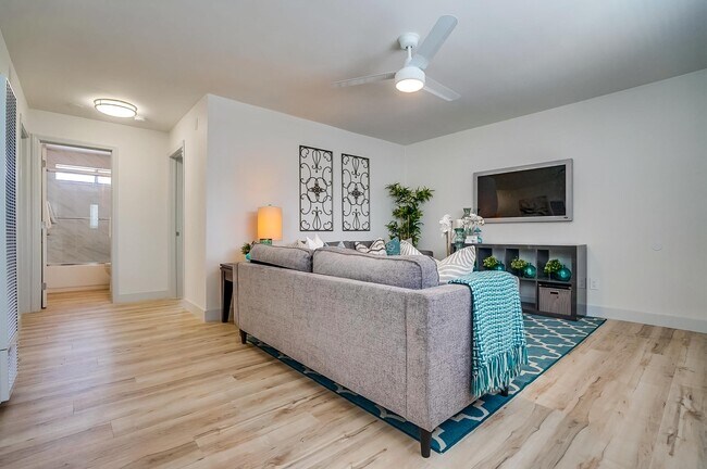 Building Photo - Spacious -2bd/1ba -$2,050.00 - LBC - Parki...